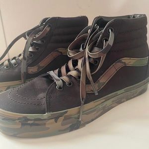 Camo high top Vans. Mens size 6, Womens size 7.5